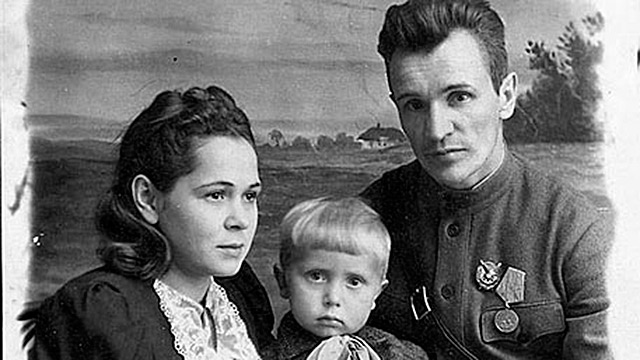 Зиновий Колобанов c женой и сыном_Zinoviy Kolobanov s genoy i sinom