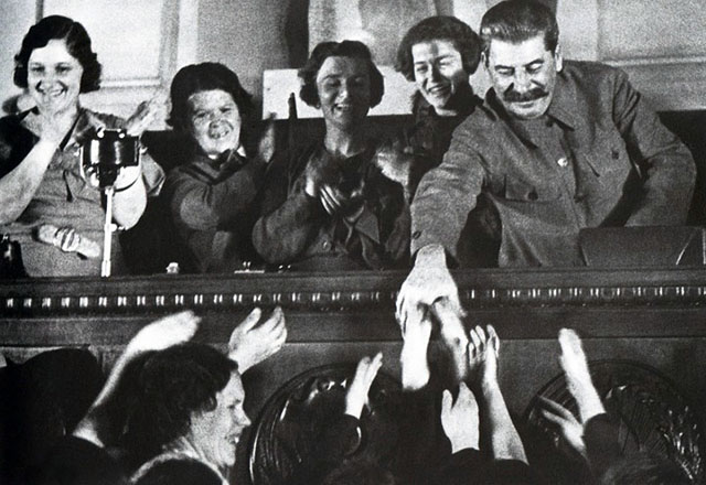 Сталин на совещании жён командиров_Stalin na sovechanii gen komandirov