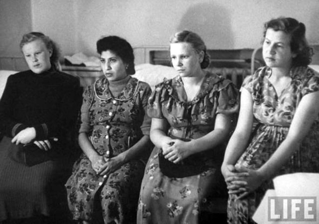 Четыре беременные женщины на приёме у врача_Chetire beremennih genchine na prieme y vracha